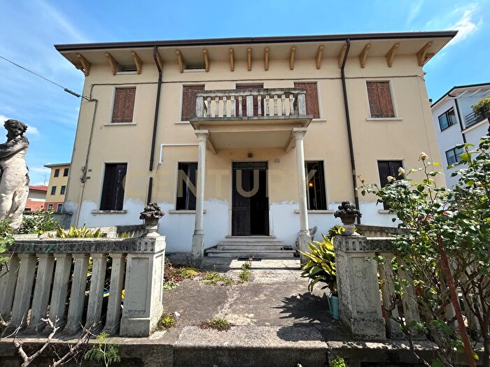 Casa con 10 locali in vendita in Viale Europa, Monteforte DAlpone