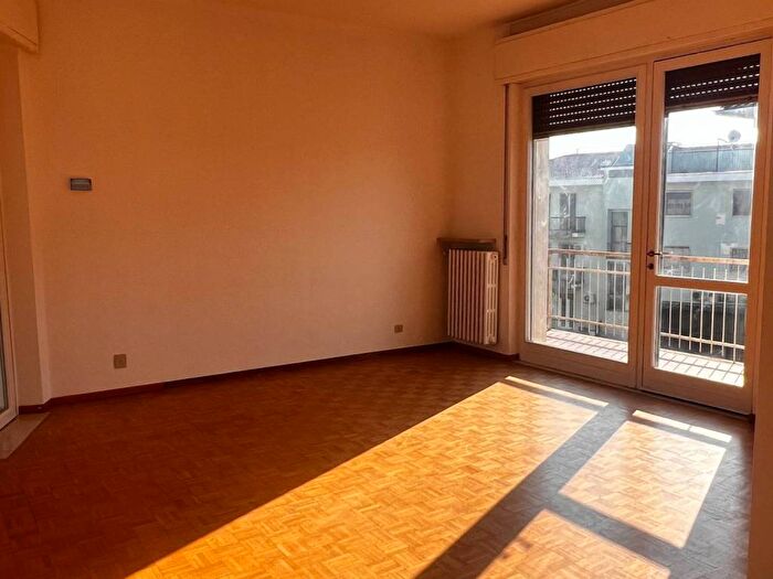 Appartamento trilocale in affitto in Via Mirabello, Mirabello Scala, Pavia