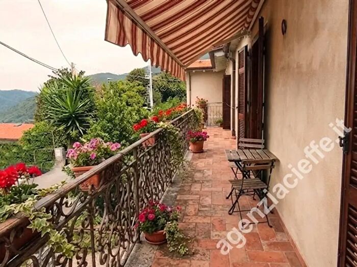 Casa quadrilocale in vendita in Massa