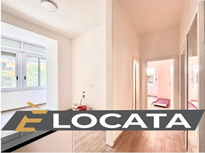 Appartamento trilocale in affitto in Via Saverio Altamura, Napoli