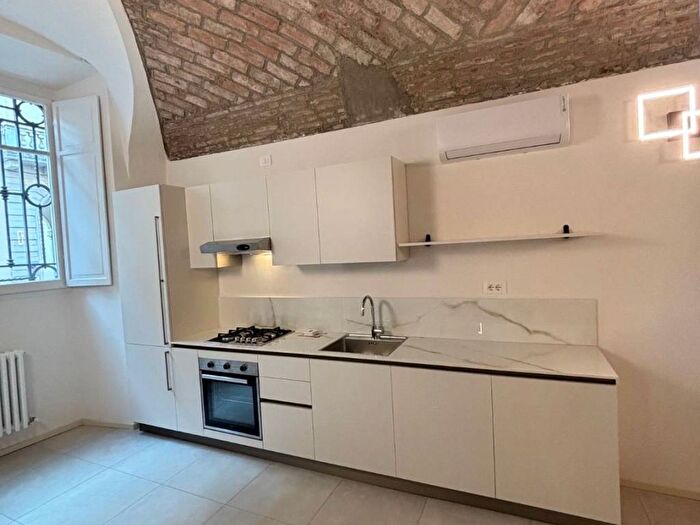 Appartamento trilocale in affitto in Strada Ponte Caprazucca, Centro Storico, Parma