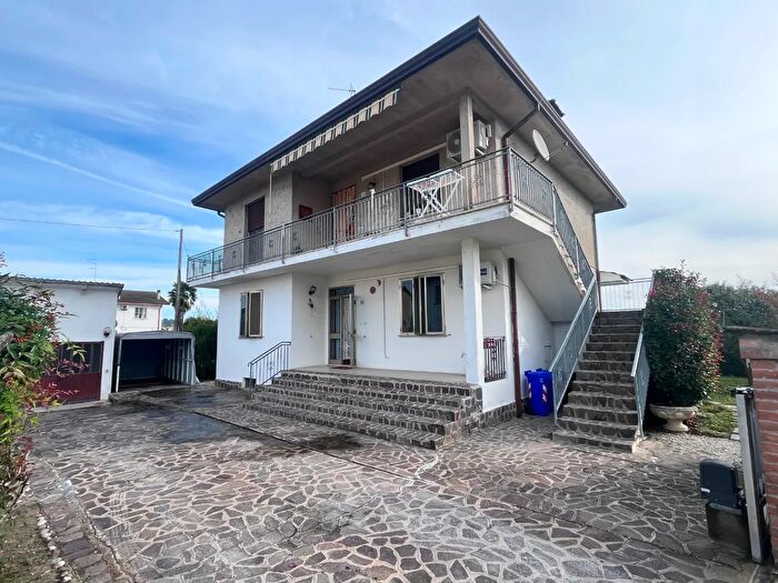 Casa con 8 locali in vendita in Riva del Po