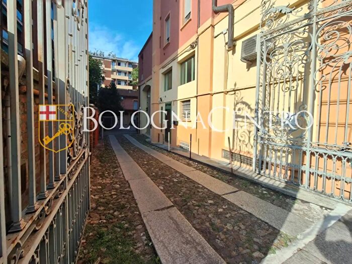 Appartamento trilocale in vendita in Via Giuseppe Massarenti, Bologna