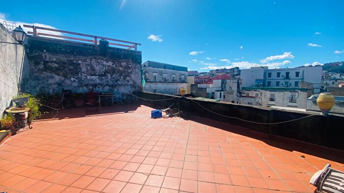 Appartamento con 5 locali in vendita in Via Santa Teresa degli Scalzi, Napoli