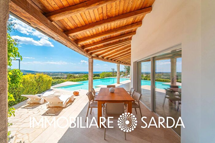 Casa con 7 locali in vendita in Via Molara, San Teodoro