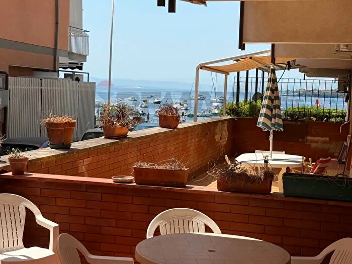 Appartamento trilocale in vendita in Lungomare dei Ciclopi, Aci Castello
