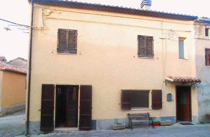 Casa con 6 locali in vendita in San Severino Marche