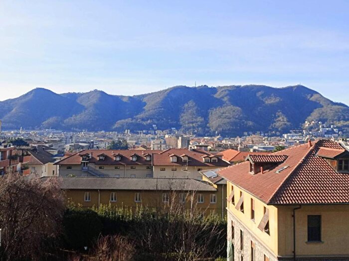 Appartamento trilocale in affitto in Valduce Crispi, Como