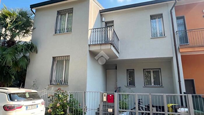 Casa quadrilocale in vendita in Novate Milanese