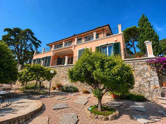Casa con 20 locali in vendita in Bordighera