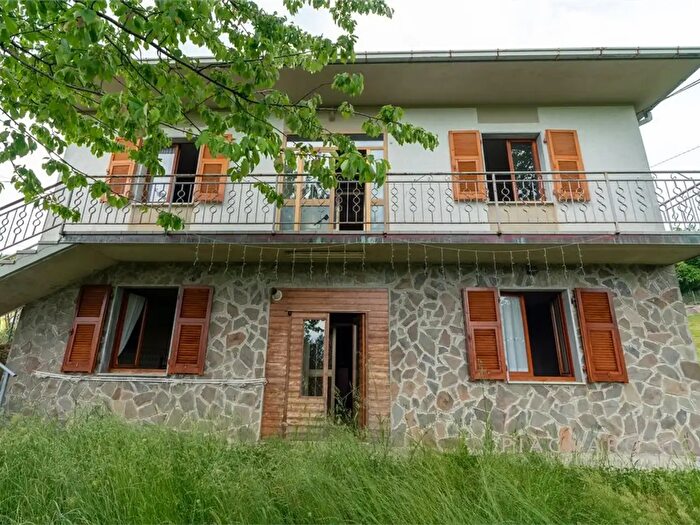 Casa con 9 locali in vendita in Zeri