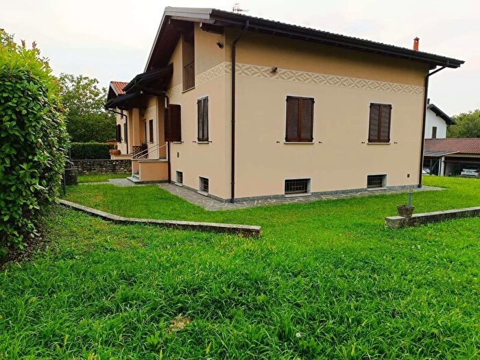 Casa con 6 locali in vendita in Buguggiate