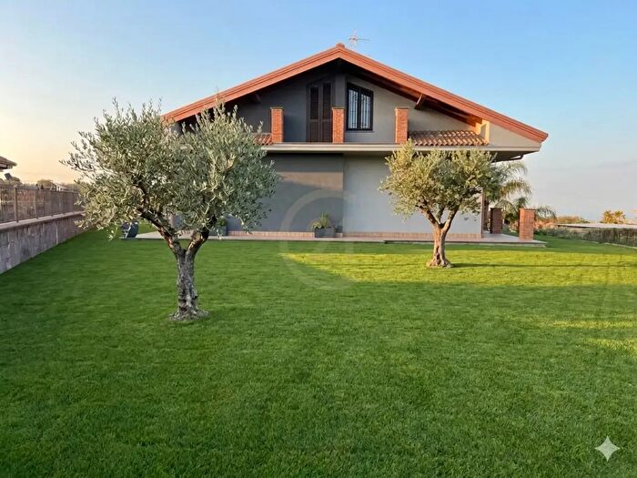 Casa con 6 locali in vendita in Aci Sant'Antonio