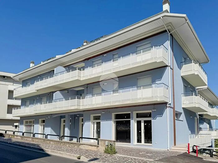 Appartamento quadrilocale in vendita in Via Cona, Teramo