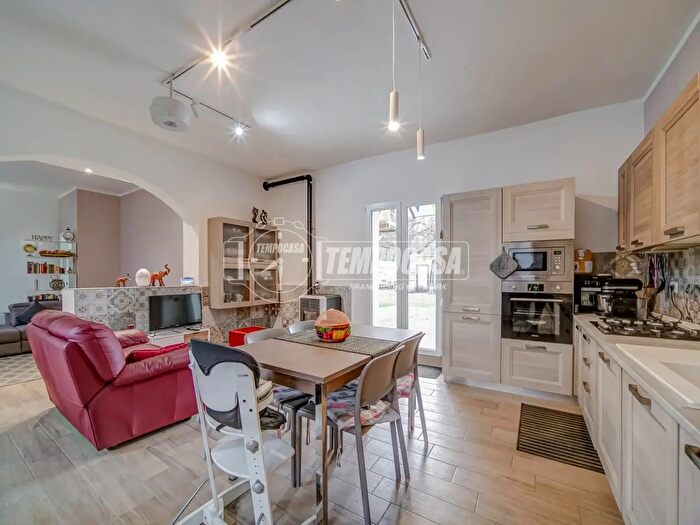 Casa trilocale in vendita in Via Luigi Cadorna, Cairate