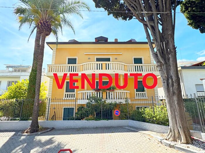 Appartamento trilocale in vendita in Via Marinella, Sanremo