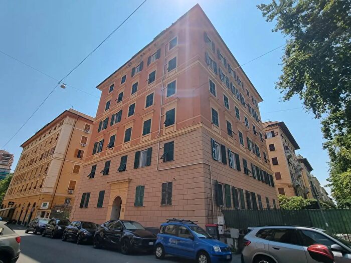 Appartamento con 5 locali in vendita in Via Pisacane, Genova