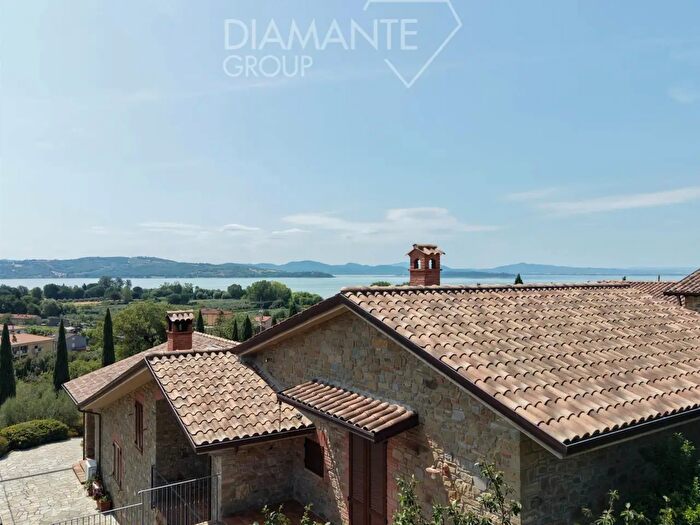 Casa con 8 locali in vendita in Passignano Sul Trasimeno