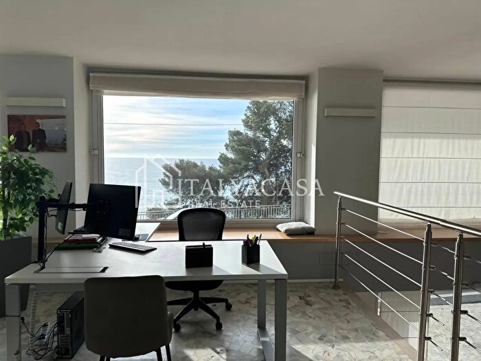 Appartamento trilocale in vendita in Corso Marconi, Sanremo