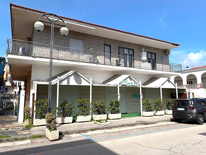 Appartamento trilocale in vendita in Viale Michelangelo, Mondragone