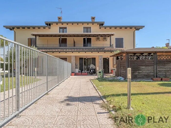 Casa quadrilocale in vendita in Via Vicolo Vecchio, Ravenna