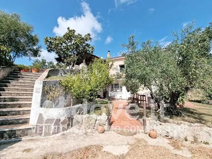 Casa con 6 locali in vendita in Strada Statale Orient, Arzachena