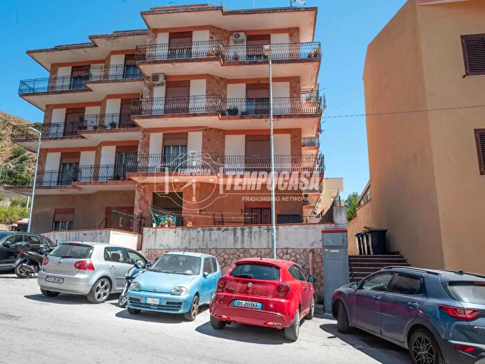 Appartamento quadrilocale in vendita in Via Libertà San Filippo Inf, Messina