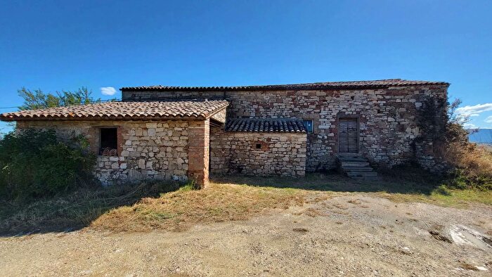 Casa con 13 locali in vendita in Loc Santa Maria Maddalena, Todi