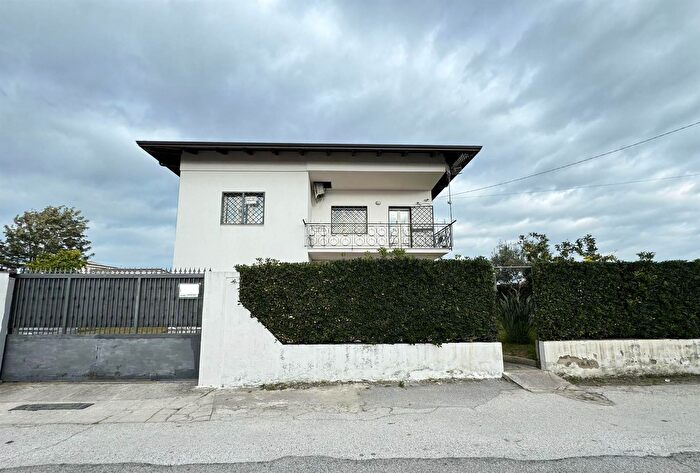 Casa quadrilocale in vendita in Castel Volturno