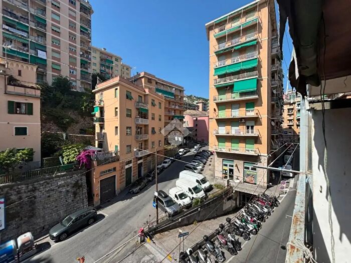 Appartamento trilocale in vendita in Via Fereggiano, Genova