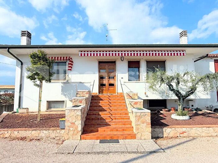 Casa quadrilocale in vendita in Zimella