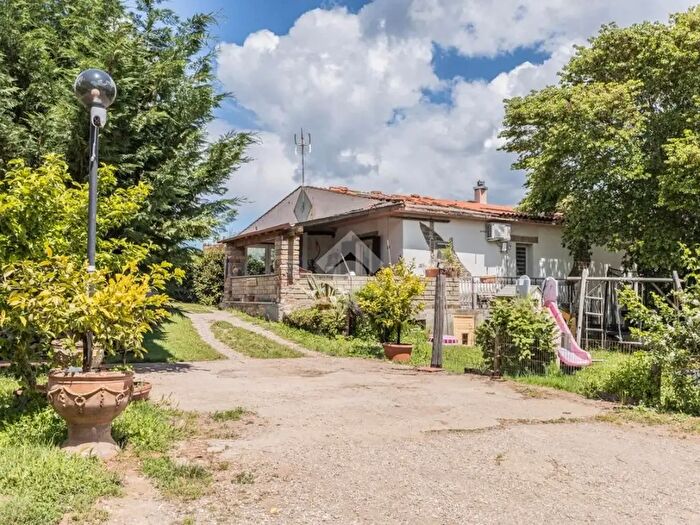 Casa con 8 locali in vendita in Località Campo Lungo, Capranica