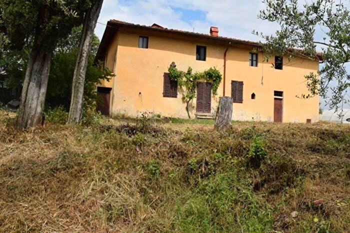 Casa con 10 locali in vendita in Quarrata