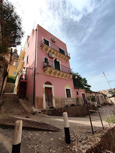 Casa con 6 locali in vendita in Ragusa, Ragusa