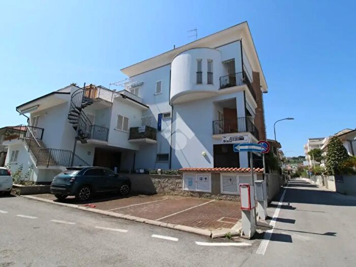 Appartamento trilocale in vendita in Via Fratelli Bandiera, Tortoreto