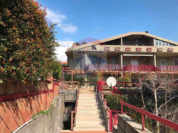 Casa con 7 locali in vendita in Via San Michele Arcangelo Snc, SantAgata Li Battiati