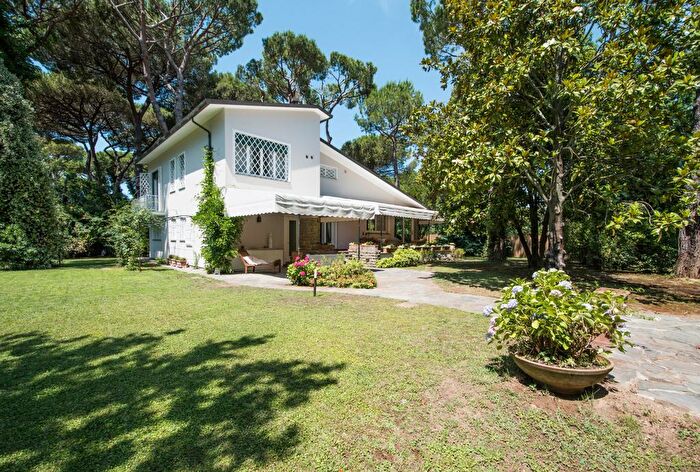 Casa con 12 locali in vendita in Pietrasanta