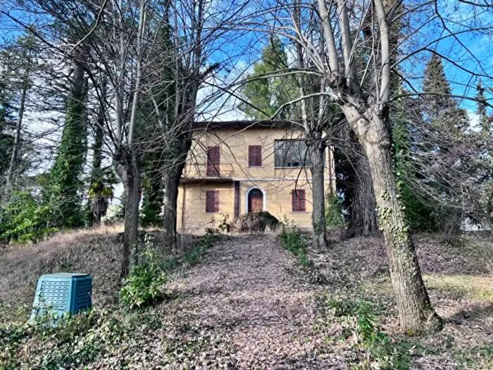 Casa con 6 locali in vendita in Via Fenigli, Pergola