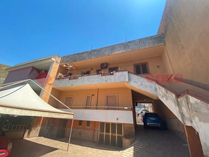 Casa con 7 locali in vendita in Via Nuova Starza Snc, Mondragone