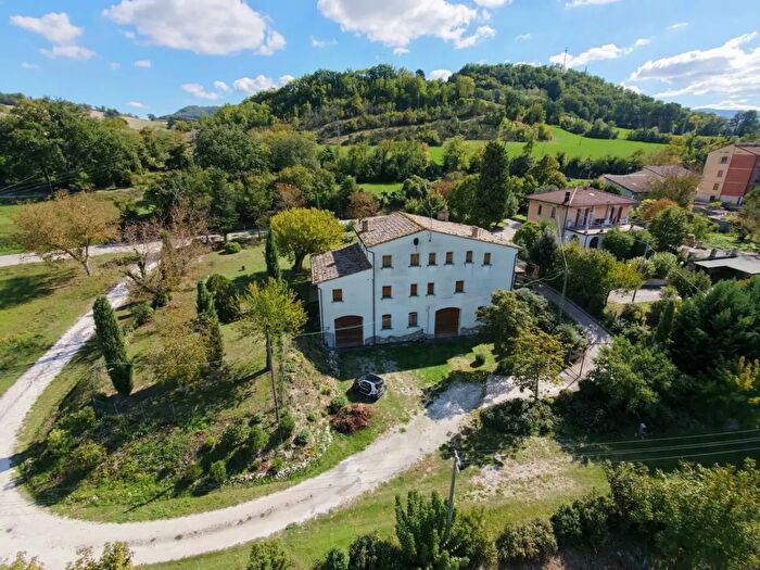 Casa con 12 locali in vendita in Via John Fitzgerald Kennedy Quartiere Mercatale Vallerea, Pergola