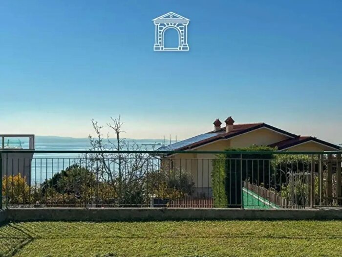 Appartamento quadrilocale in vendita in Via del Lavareto, Trieste