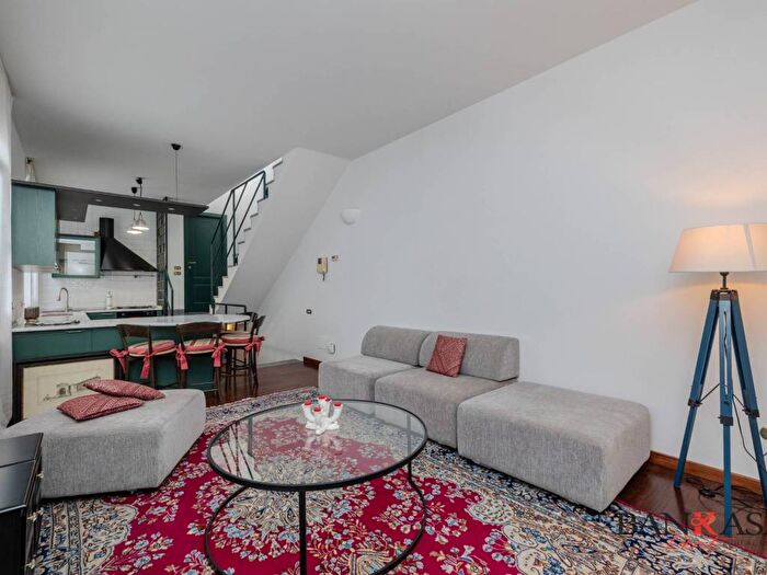 Appartamento quadrilocale in affitto in Corso di Porta Romana, Quadronno Crocetta, Milano