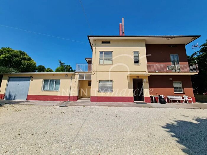Casa con 8 locali in vendita in Contrada Sant Agostino, Montelupone