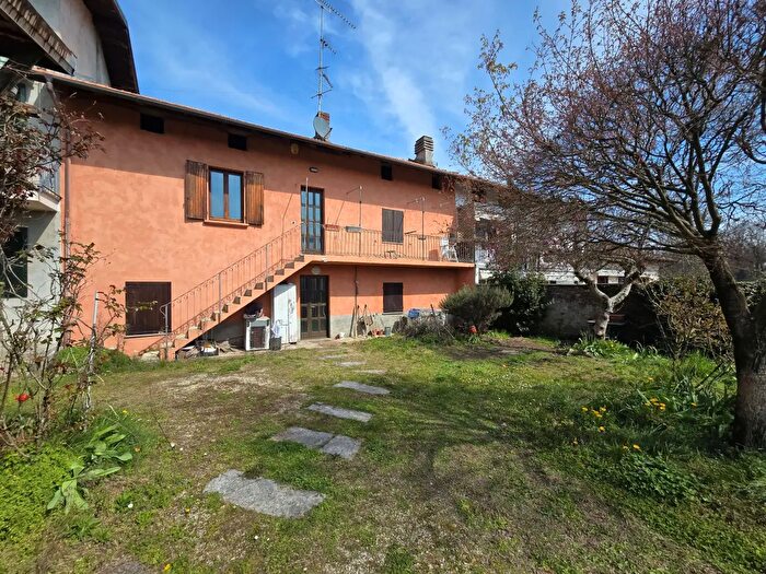 Casa quadrilocale in vendita in Via Pianelle, Oleggio Castello