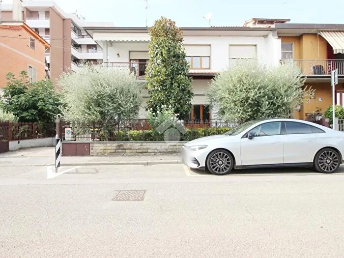Casa con 9 locali in vendita in Via Niccolò Paganini, Prato