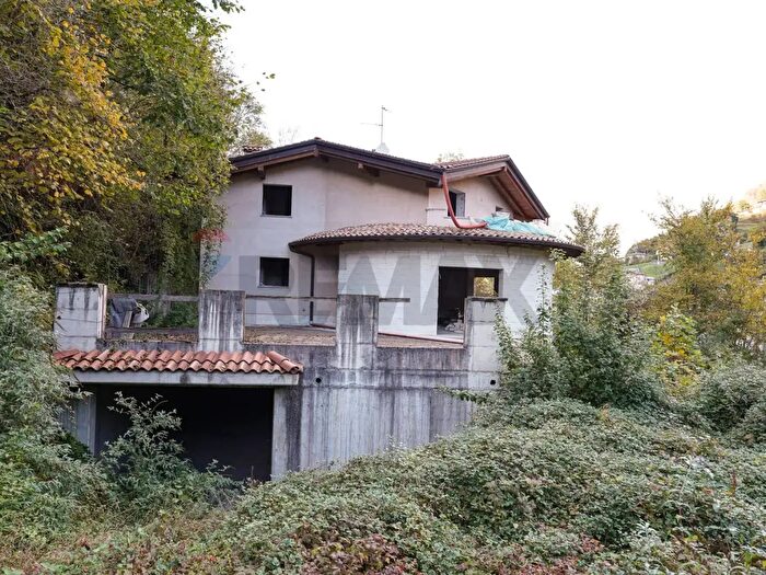 Casa con 7 locali in vendita in San Pellegrino Terme