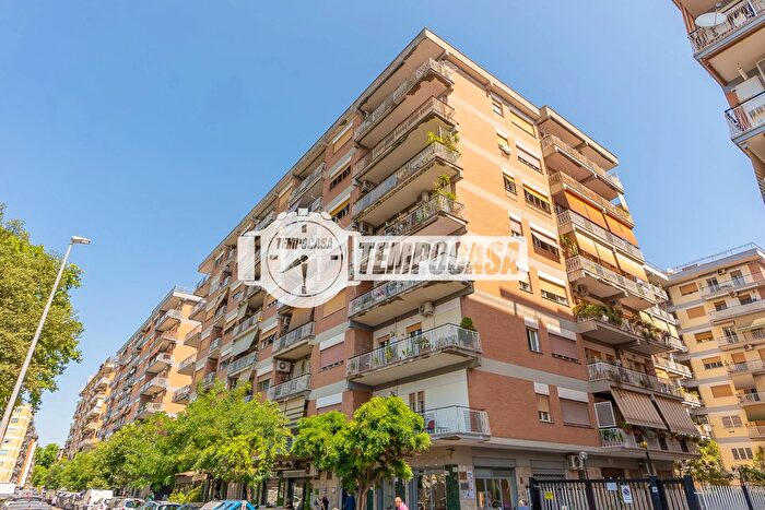 Appartamento trilocale in vendita in Via Vestricio Spurinna, Roma