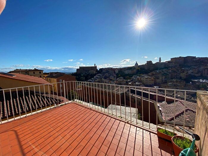 Appartamento con 7 locali in vendita in Siena