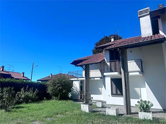 Casa quadrilocale in vendita in Via Como Taino Va, Taino