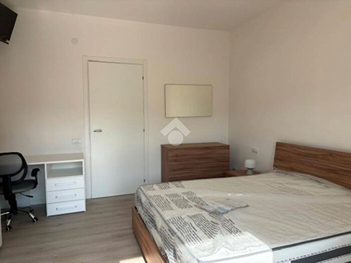 Appartamento trilocale in affitto in Borgo Roma, Verona